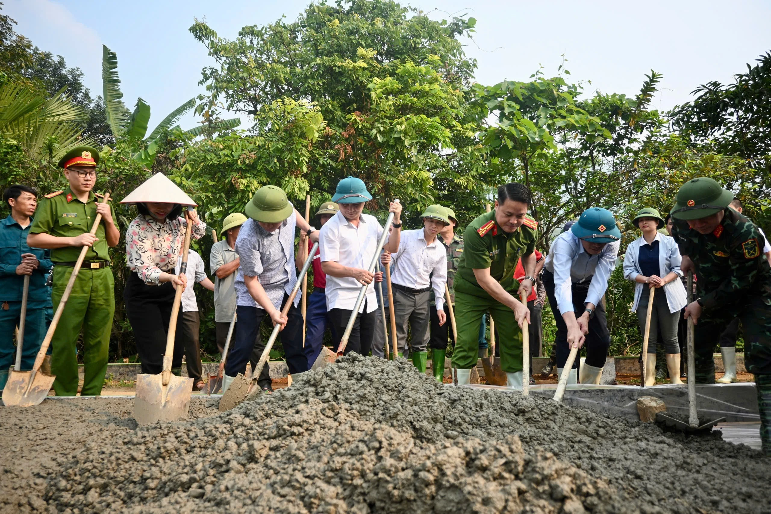 dai-bieu-cac-luc-luong-va-nhan-dan-da-tien-hanh-khoi-cong-xay-dung-tuyen-duong-ban-ngoang-2.jpg