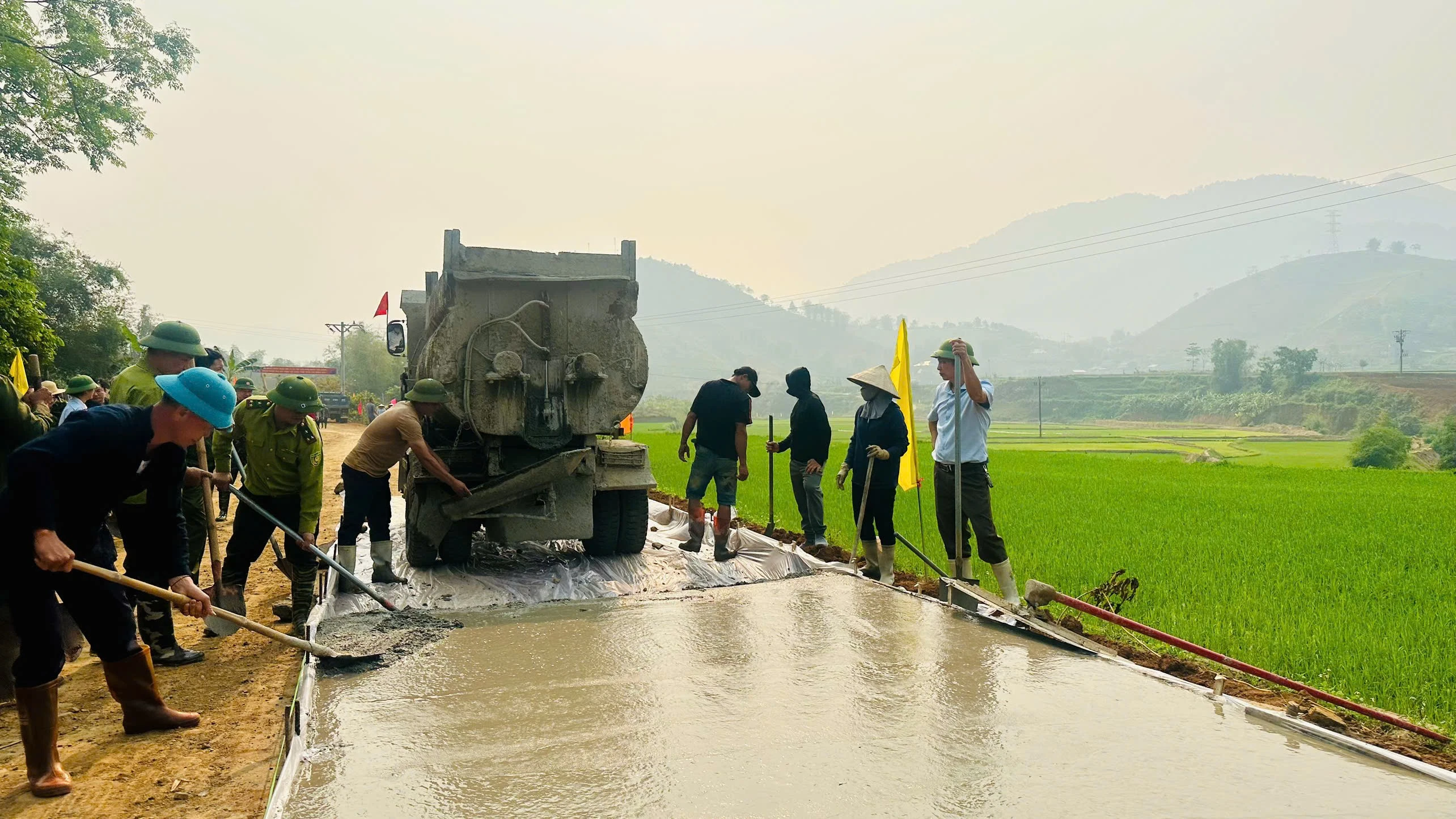 dai-bieu-cac-luc-luong-va-nhan-dan-da-tien-hanh-khoi-cong-xay-dung-tuyen-duong-ban-ngoang-3.jpg