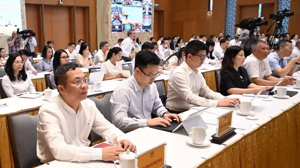 Các đại biểu tham dự Phiên họp Chính phủ thường kỳ tháng 6 và Hội nghị trực tuyến với địa phương. (Ảnh: TRẦN HẢI)