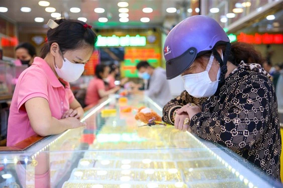 Giao dịch vàng tại các tiệm vàng ở TP HCM.