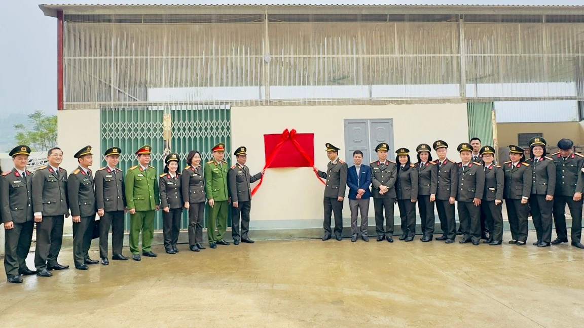 anh-10-doan-cong-tac-khanh-thanh-va-ban-gioa-bep-an-tap-the-cho-nha-truong.jpg
