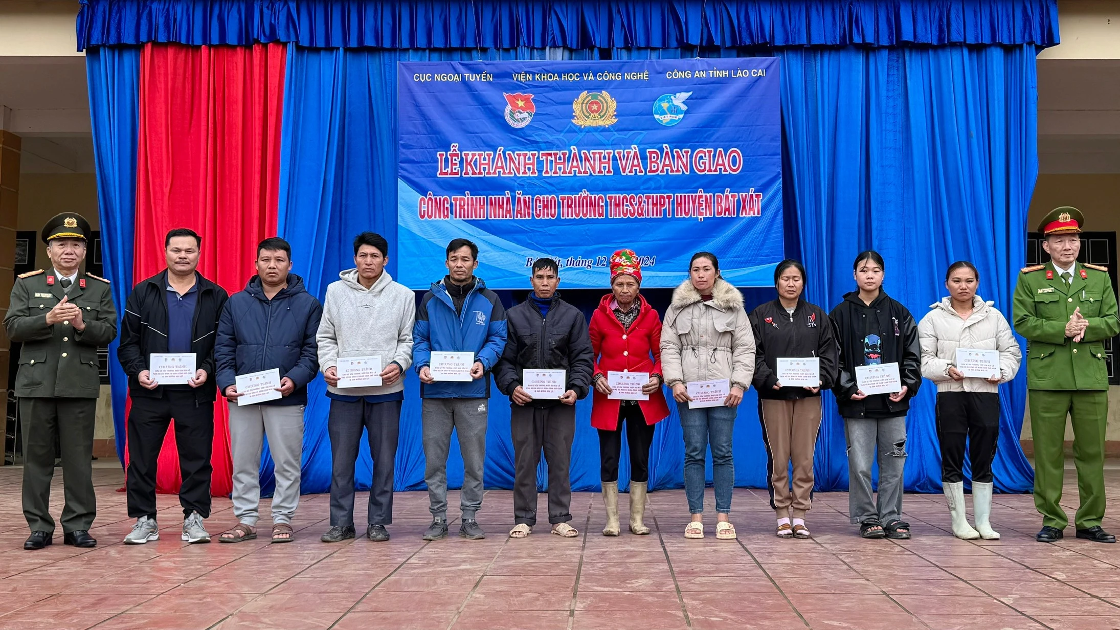anh-8-doan-cong-tac-trao-20-phan-qua-cho-nguoi-dan-xa-muong-hum-bi-anh-huong-sau-bao-so-31.jpg