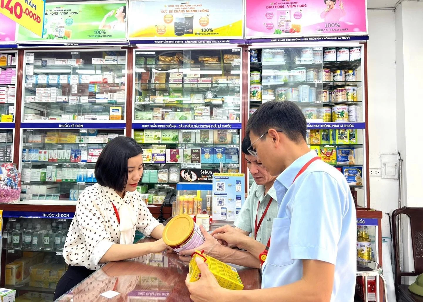 Lực lượng chức năng kiểm tra việc kinh doanh thuốc chữa bệnh, mỹ phẩm, thiết bị y tế, sản phẩm dinh dưỡng và thực phẩm bảo vệ sức khỏe trên địa bàn tỉnh Bắc Ninh.