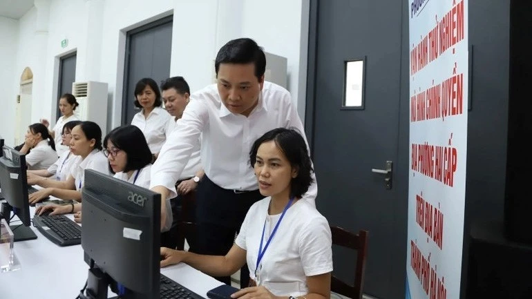 Lãnh đạo phường Yên Hòa mới, Hà Nội, kiểm tra công tác vận hành thử nghiệm mô hình chính quyền hai cấp.
