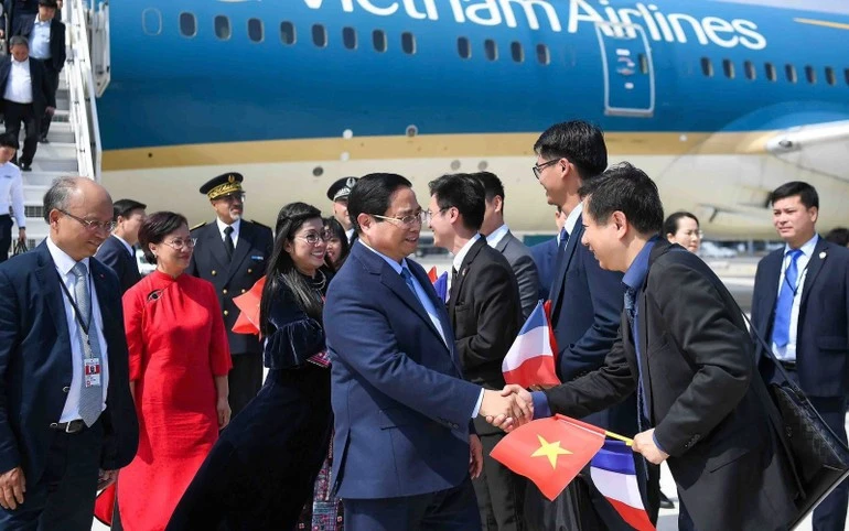 Thủ tướng Phạm Minh Chính và Phu nhân tới sân bay Cotê d'Azur , Nice.