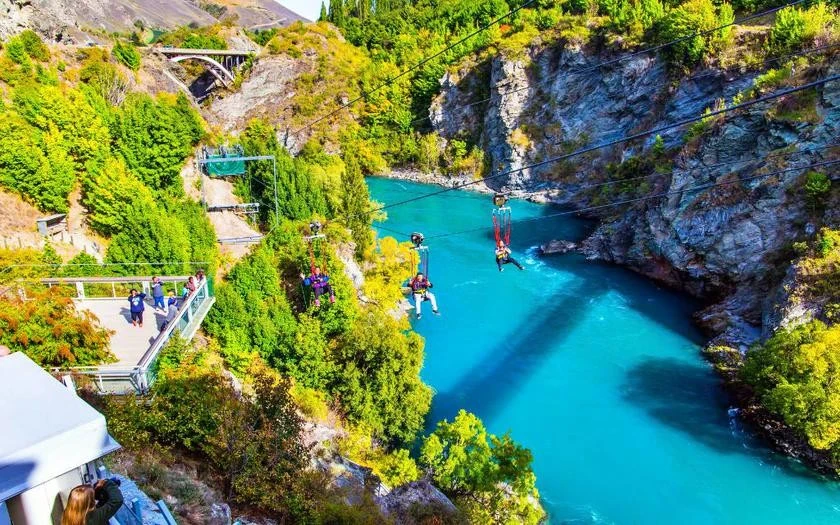 Queenstown là một thị trấn nghỉ dưỡng ở Otago, phía Tây Nam của Đảo Nam, New Zealand. Thị trấn nằm ở rìa phía Tây Bắc của hồ Wakatipu được hình thành bởi các quá trình băng hà. Queenstown nổi tiếng với các doanh nghiệp du lịch, đặc biệt là du lịch mạo hiểm. Ảnh: flightgift