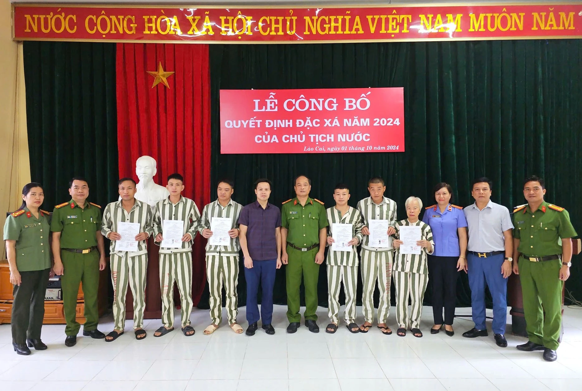 Đại diện các ngành chức năng trao Quyết định đặc xá cho các phạm nhân tai Trại tạm giam Công an tỉnh.jpg