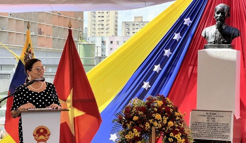 Bà Tania Díaz, Ủy viên Bộ Chính trị, Phó Chủ tịch phụ trách đối ngoại Đảng Xã hội Chủ nghĩa Thống nhất Venezuela phát biểu tại Lễ kỷ niệm.