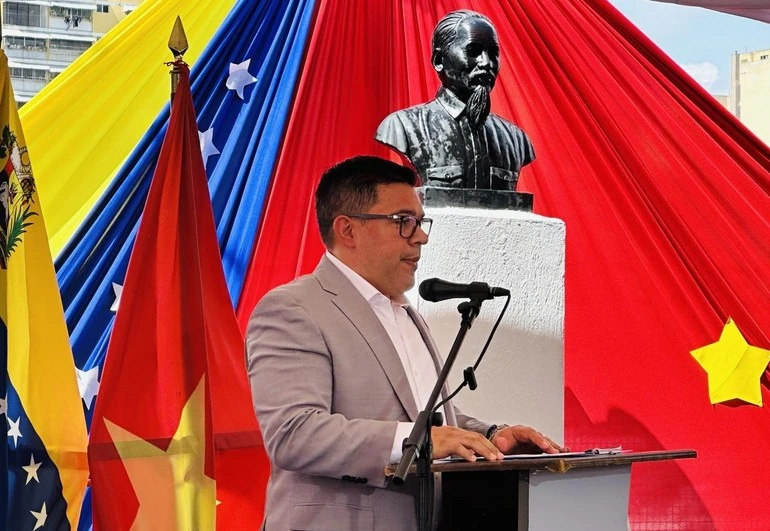 Ông Nahum Fernández, Ủy viên Bộ Chính trị, Phó Chủ tịch phụ trách dân vận Đảng Xã hội Chủ nghĩa Thống nhất Venezuela phát biểu tại sự kiện.