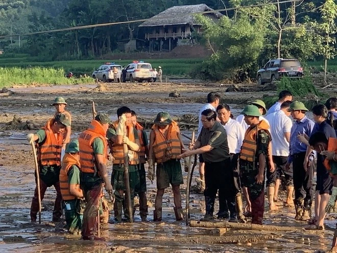 Thủ tướng Phạm Minh Chính chỉ đạo lực lượng quân đội thực hiện nhiệm vụ tìm kiếm nạn nhân mất tích do sạt lở đất tại thôn Làng Nủ (Lào Cai).