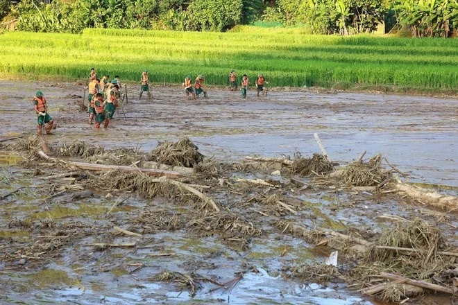 Lực lượng quân đội triển khai tìm kiếm các nạn nhân mất tích do sạt lở đất tại thôn Làng Nủ, xã Phúc Khánh, huyện Bảo Yên (Lào Cai).