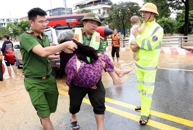 Lực lượng công an nỗ lực đưa người từ tâm lũ ở Thái Nguyên đến nơi an toàn.