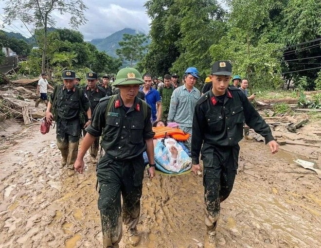 Lực lượng công an cứu hộ, cứu nạn người dân xã Tân Dương, huyện Bảo Yên, tỉnh Lào Cai.
