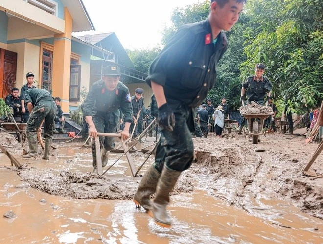 Chiến sĩ công an nhân dân luôn sẵn sàng giúp đỡ mỗi khi người dân cần.