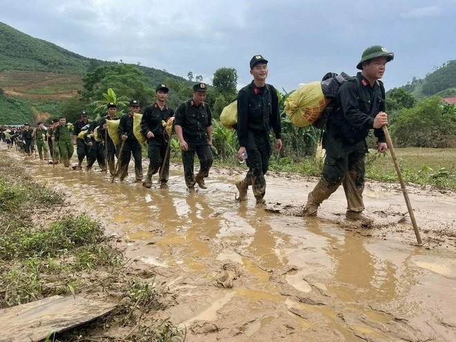 Tại những nơi khó khăn nhất do ảnh hưởng bởi lũ lụt của tỉnh Lào Cai, những cán bộ, chiến sĩ công an luôn có mặt để cứu hộ, cứu nạn, giúp đỡ Nhân dân.
