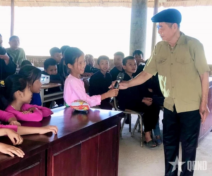 Nghệ nhân Ma Thanh Sợi truyền dạy bản sắc văn hóa dân tộc Tày.
