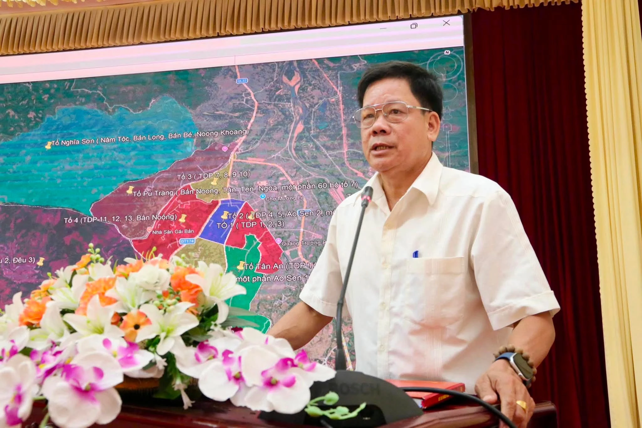 dong-chi-lo-van-vy-nguyen-truong-ban-dan-van-thi-xa-nghia-lo-phat-bieu-tham-gia-y-kien-vao-sat-nhap.jpg