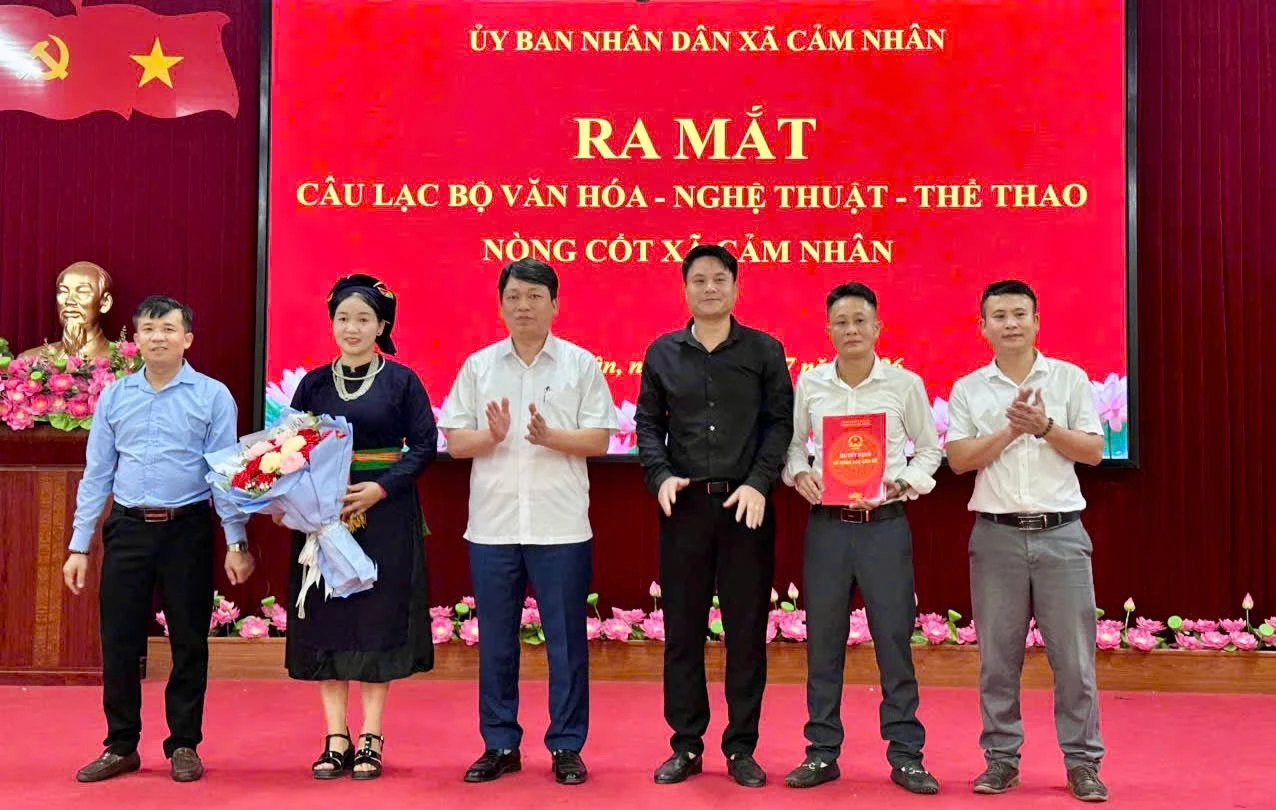lanh-dao-ubnd-xa-cam-nhan-trao-quyet-dinh-thanh-lap-cau-lac-bo-van-hoa-nghe-thuat-the-thao-xa-cam-nhan.jpg