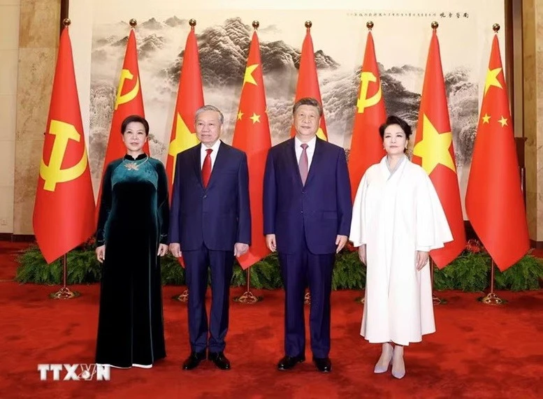 Tổng Bí thư, Chủ tịch nước Tô Lâm và Phu nhân cùng Tổng Bí thư, Chủ tịch nước Trung Quốc Tập Cận Bình và Phu nhân chụp ảnh chung.