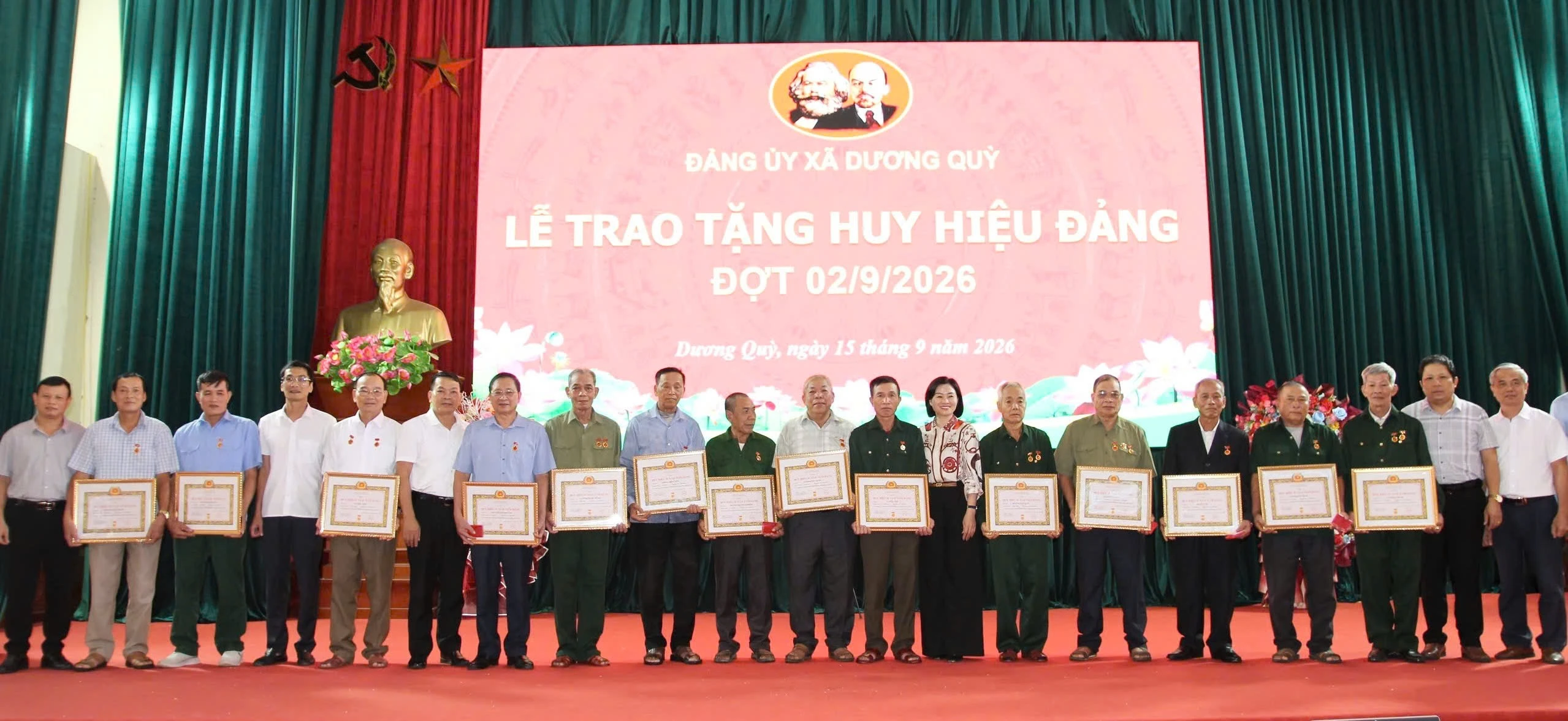 thuong-truc-dang-uy-xa-chup-anh-cung-16-dang-vien-duoc-nhan-huy-hieu-dot-2-9.jpg