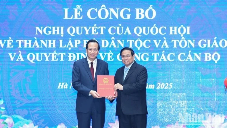 Thủ tướng Phạm Minh Chính trao Quyết định của Chủ tịch nước phê chuẩn việc bổ nhiệm cho Bộ trưởng Dân tộc và Tôn giáo Đào Ngọc Dung.
