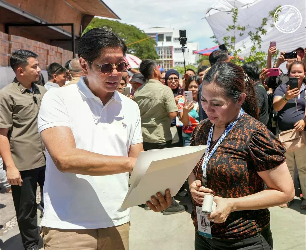 Tổng thống Philippines Ferdinand Marcos Jr. thăm thành phố General Santos, nơi bị tàn phá bởi động đất, ngày 10/6/2026 (Ảnh: Văn phòng Truyền thông Tổng thống Philippines/AP)