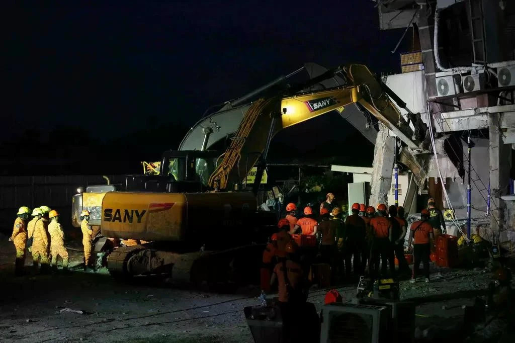 Tìm kiếm cứu hộ tại một tòa nhà bị hư hại sau trận động đất ở thành phố General Santos, miền Nam Philippines, ngày 10/6/2026 (Ảnh: AP)