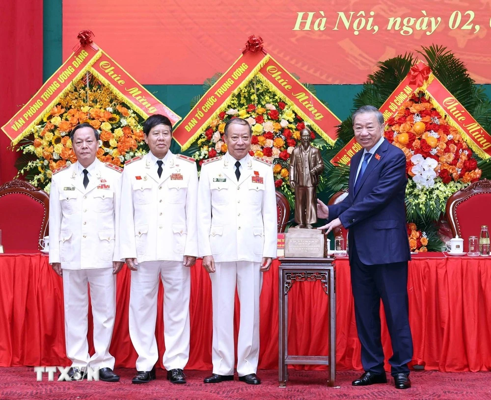 Tổng Bí thư, Chủ tịch nước Tô Lâm tặng bức tượng Chủ tịch Hồ Chí Minh cho Hội Cựu Công an nhân dân Việt Nam - Ảnh: TTXVN