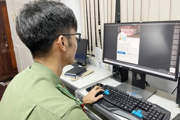 Cán bộ Công an xác minh thông tin giả mạo của một fanpage đăng thông tin “Diễu hành Áo dài 2025”.