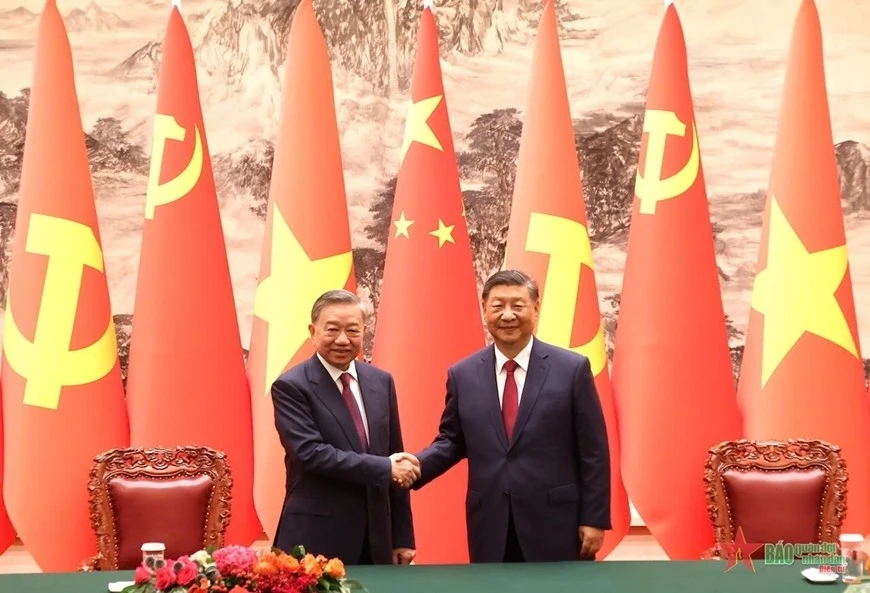 Trong khuôn khổ chuyến thăm cấp Nhà nước tới Trung Quốc, ngày 19-8-2024, tại Đại lễ đường Nhân dân, thủ đô Bắc Kinh (Trung Quốc), Tổng Bí thư, Chủ tịch nước Tô Lâm và Tổng Bí thư, Chủ tịch Trung Quốc Tập Cận Bình cùng chứng kiến lễ ký các văn kiện hợp tác giữa hai nước.