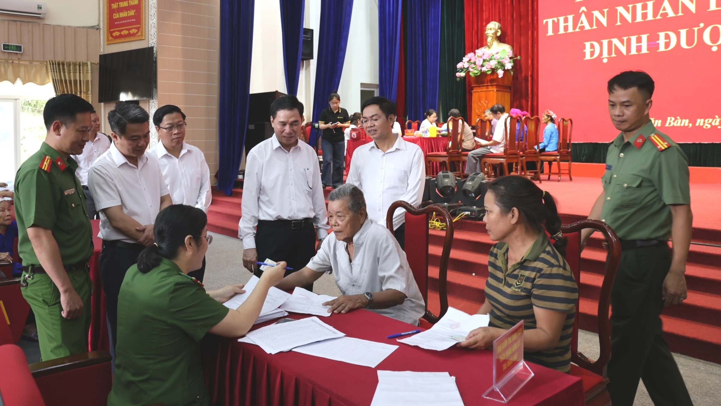 Tổ công tác hướng dẫn người dân kê khai thông tin, đối chiếu dữ liệu thân nhân trực hệ.