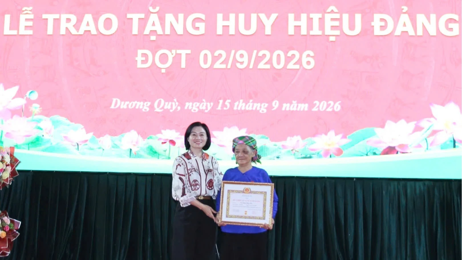 dong-chi-nguyen-thi-tram-bi-thu-dang-uy-chu-tich-hdnd-xa-duong-trao-huy-hieu-45-nam-tuoi-dang-cho-dang-vien-2335.jpg