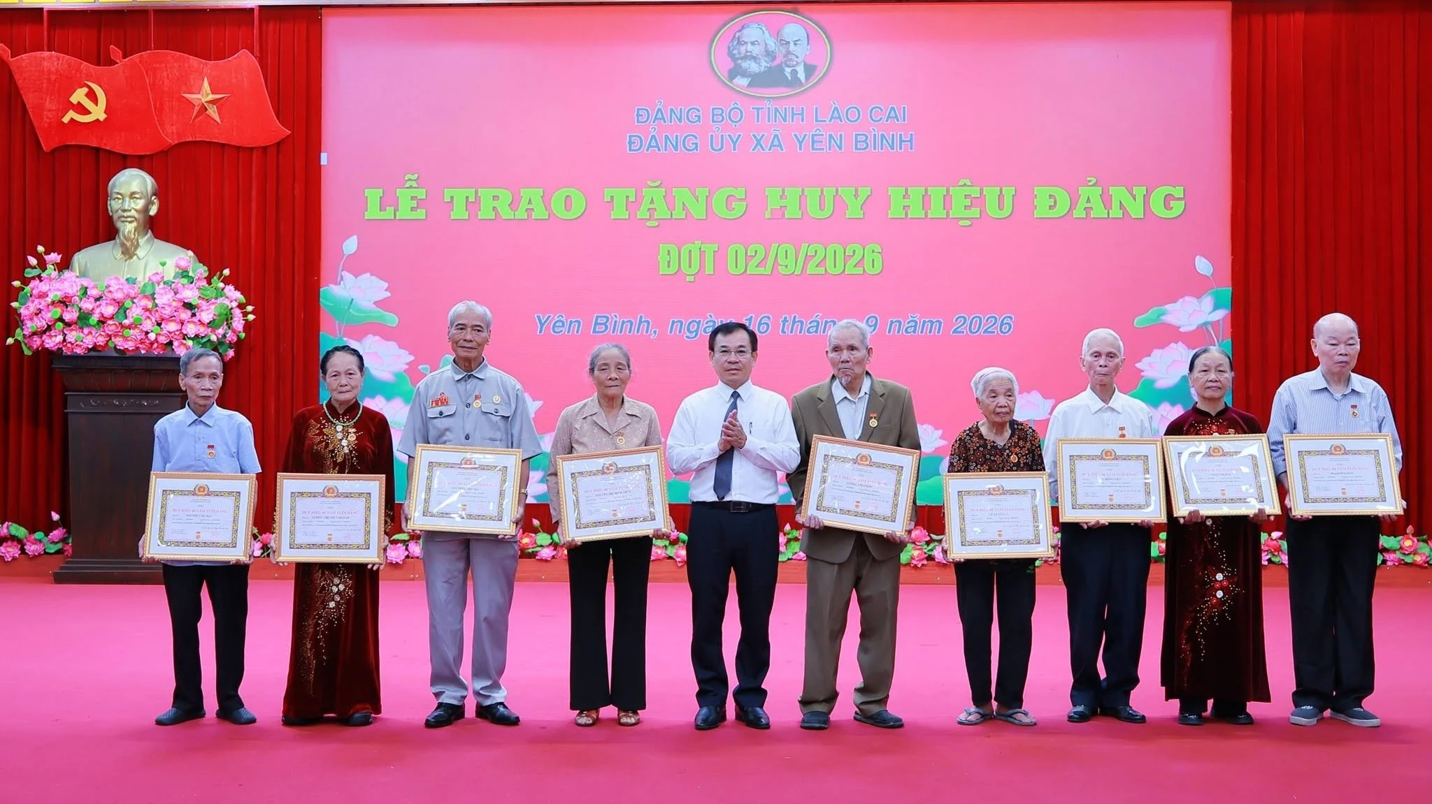 dong-chi-pham-toan-thang-uy-vien-ban-thuong-vu-truong-ban-to-chuc-tinh-uy-trao-huy-hieu-60-nam-tuoi-dang-cho-cac-dang-vien.jpg