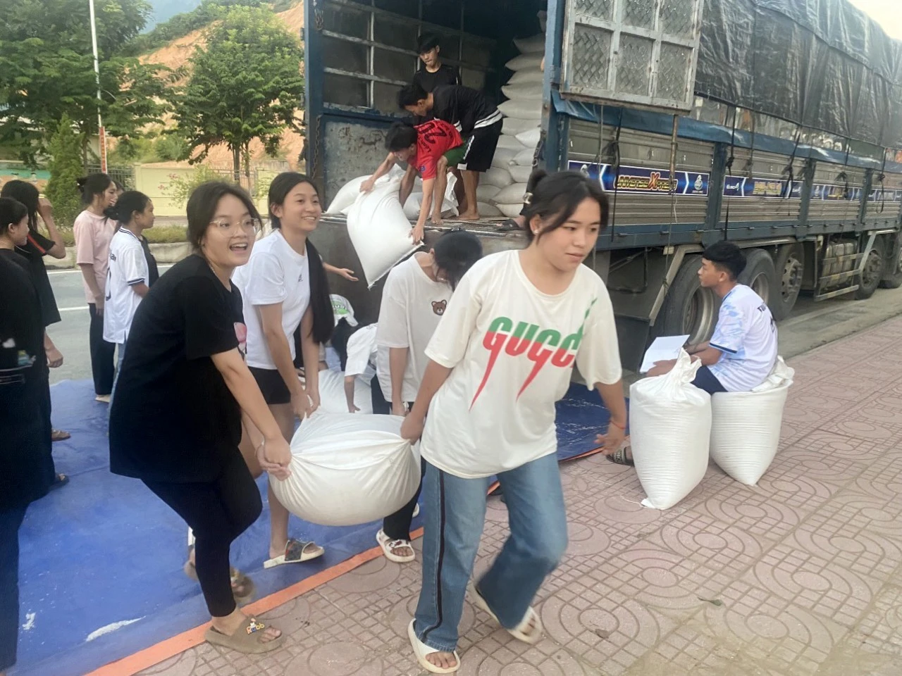 Tính đến ngày 25/11, các Cục Dự trữ Nhà nước khu vực đã xuất cấp, vận chuyển và bàn giao hơn 33.963 tấn gạo dự trữ quốc gia hỗ trợ học sinh nghèo tại các địa phương.