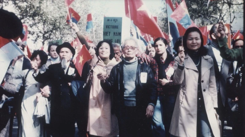 Ngày 30/4/1975, kiều bào diễu hành trên đường phố Paris, giương cao biểu ngữ ”Việt Nam thắng lợi".