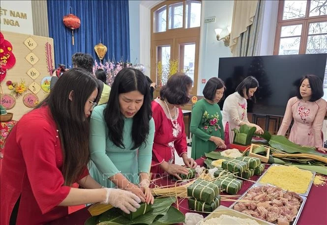 Các phu nhân cán bộ, nhân viên Đại sứ quán và các cơ quan bên cạnh Đại sứ quán tại Nga tham gia gói bánh chưng.