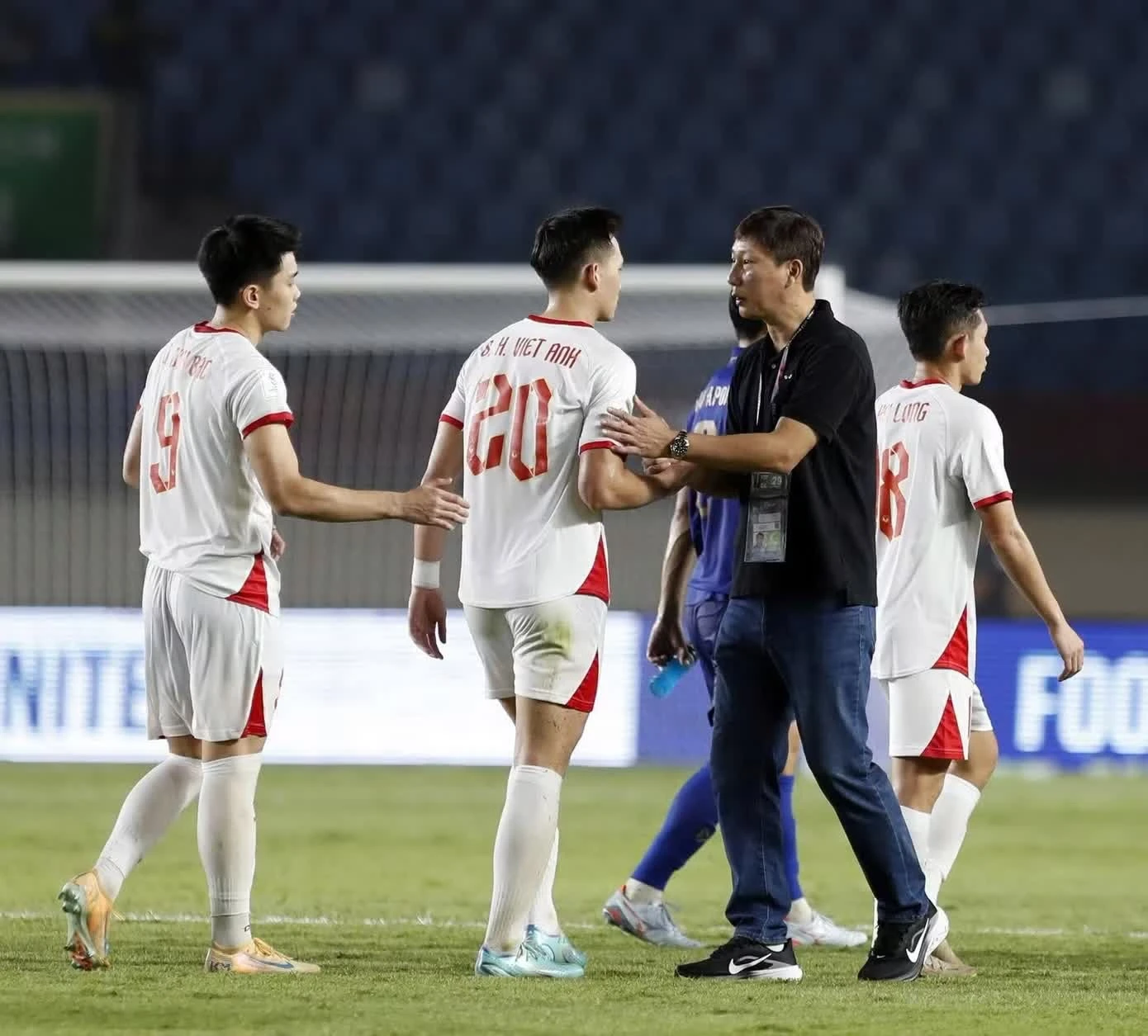 HLV Kim Sang-sik động viên các học trò sau trận thua Thái Lan.