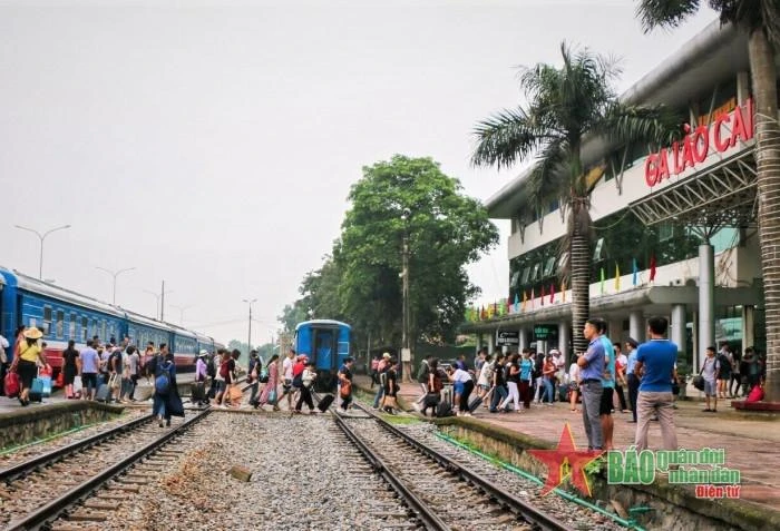 Hành khách xuống tàu tại ga Lào Cai.