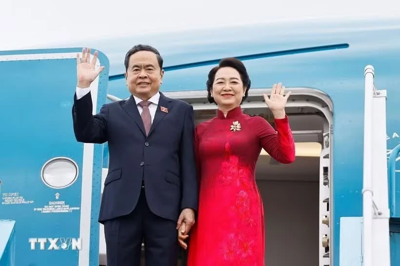 Chủ tịch Quốc hội Trần Thanh Mẫn và Phu nhân rời Hà Nội, lên đường thăm chính thức Hàn Quốc và Mông Cổ.