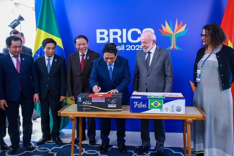 Thủ tướng ký tượng trưng lô hàng xuất khẩu của Việt Nam sang thị trường Brazil.