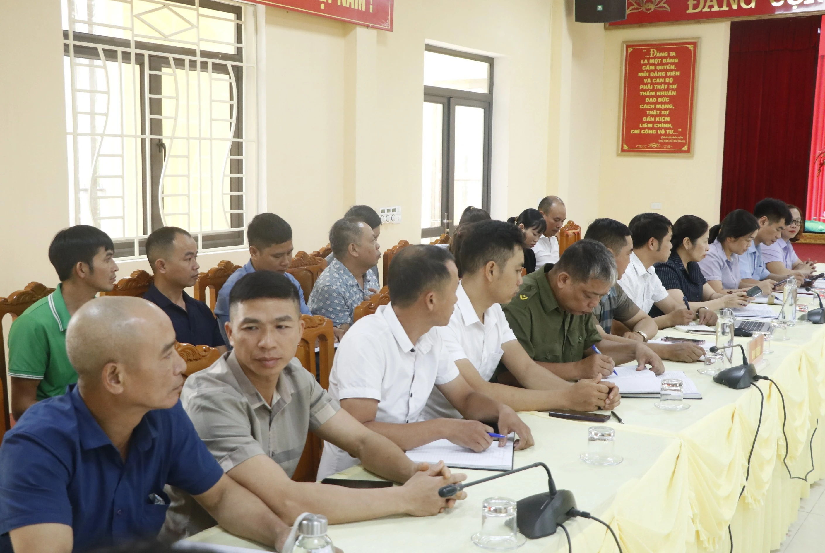 3-dai-dien-nhan-dan-o-14-thon-tham-du-hoi-nghi.jpg