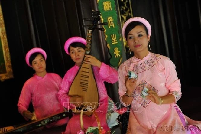 Nhã Nhạc cung đình Huế - loại hình âm nhạc mang tính bác học, là biểu tượng của âm nhạc cung đình chính thức được UNESCO ghi tên vào Danh mục Kiệt tác phi vật thể và truyền khẩu của nhân loại, đồng thời tôn vinh là Di sản Văn hóa Phi vật thể giữa lòng cố đô thanh bình.