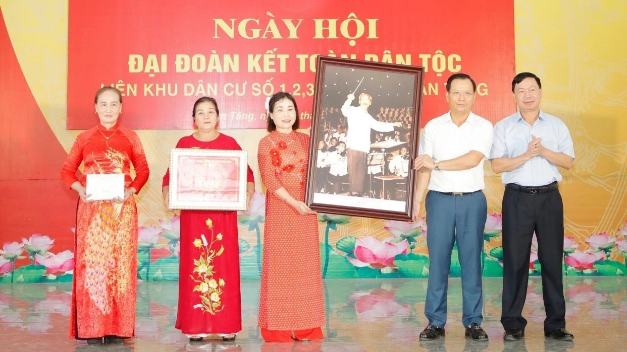 cac-dong-chi-lanh-dao-tinh-thanh-pho-tang-qua-luu-niem-tai-ngay-hoi-dai-doan-ket-toan-dan-toc-lien-khu-dan-cu-so-1-2-3-phuong-xuan-tang-nam-2022.jpg