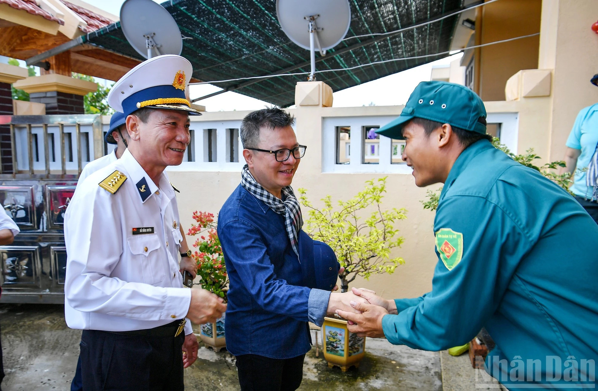 Lãnh đạo đoàn công tác thăm một gia đình ở đảo Đá Tây A.