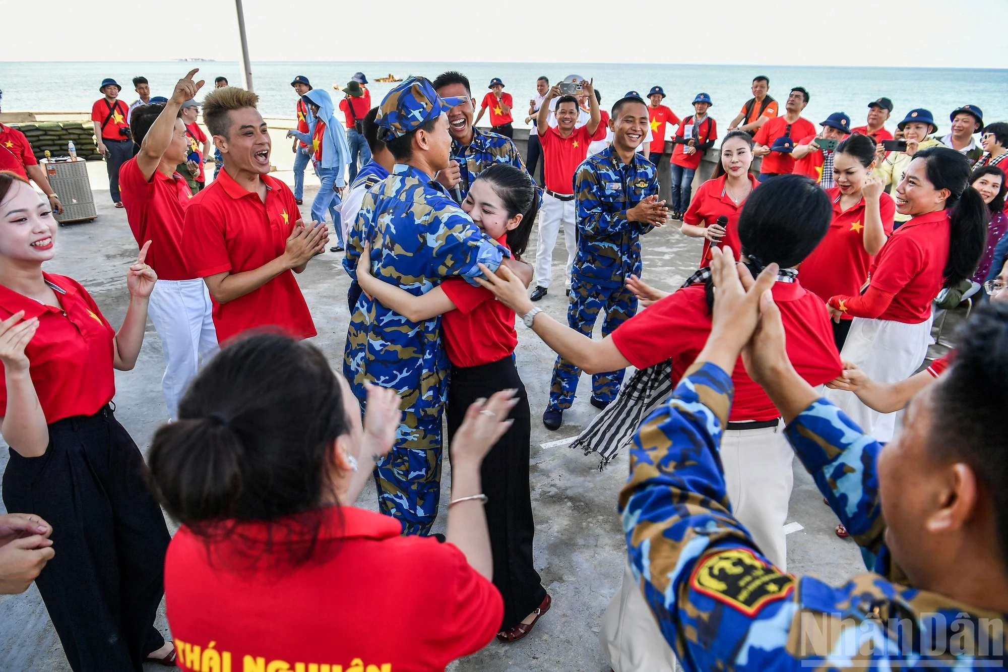 Lính đảo chỉ thiếu hơi ấm tình người.