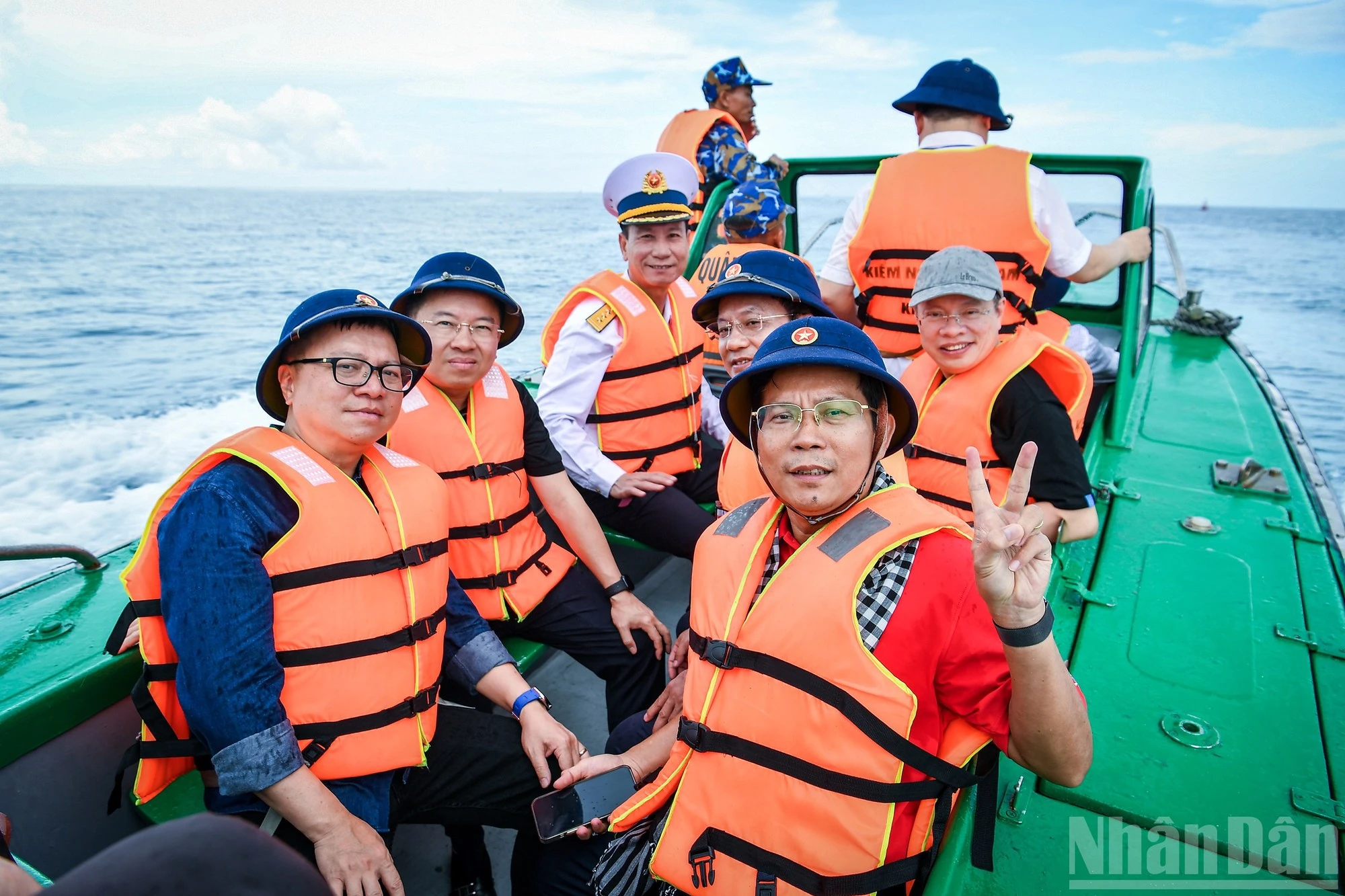 Nhà báo Lê Quốc Minh, Ủy viên Trung ương Đảng, Tổng Biên tập Báo Nhân Dân, Phó trưởng Ban Tuyên giáo và Dân vận Trung ương, Chủ tịch Hội Nhà báo Việt Nam đồng hành với đại diện các cơ quan báo chí trên chiếc canô tiến vào đảo.