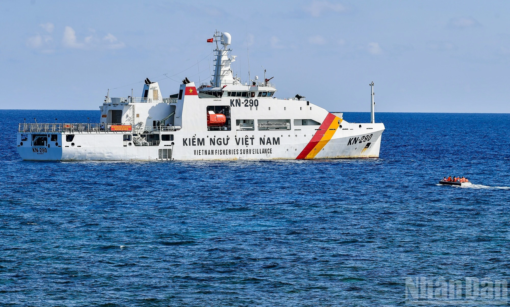 Trong chuyến hành trình dài 7 ngày, con tàu Kiểm ngư Việt Nam mang số hiệu KN-290 đã đưa đoàn công tác số 25 đến thăm 6 đảo và 1 Nhà giàn.