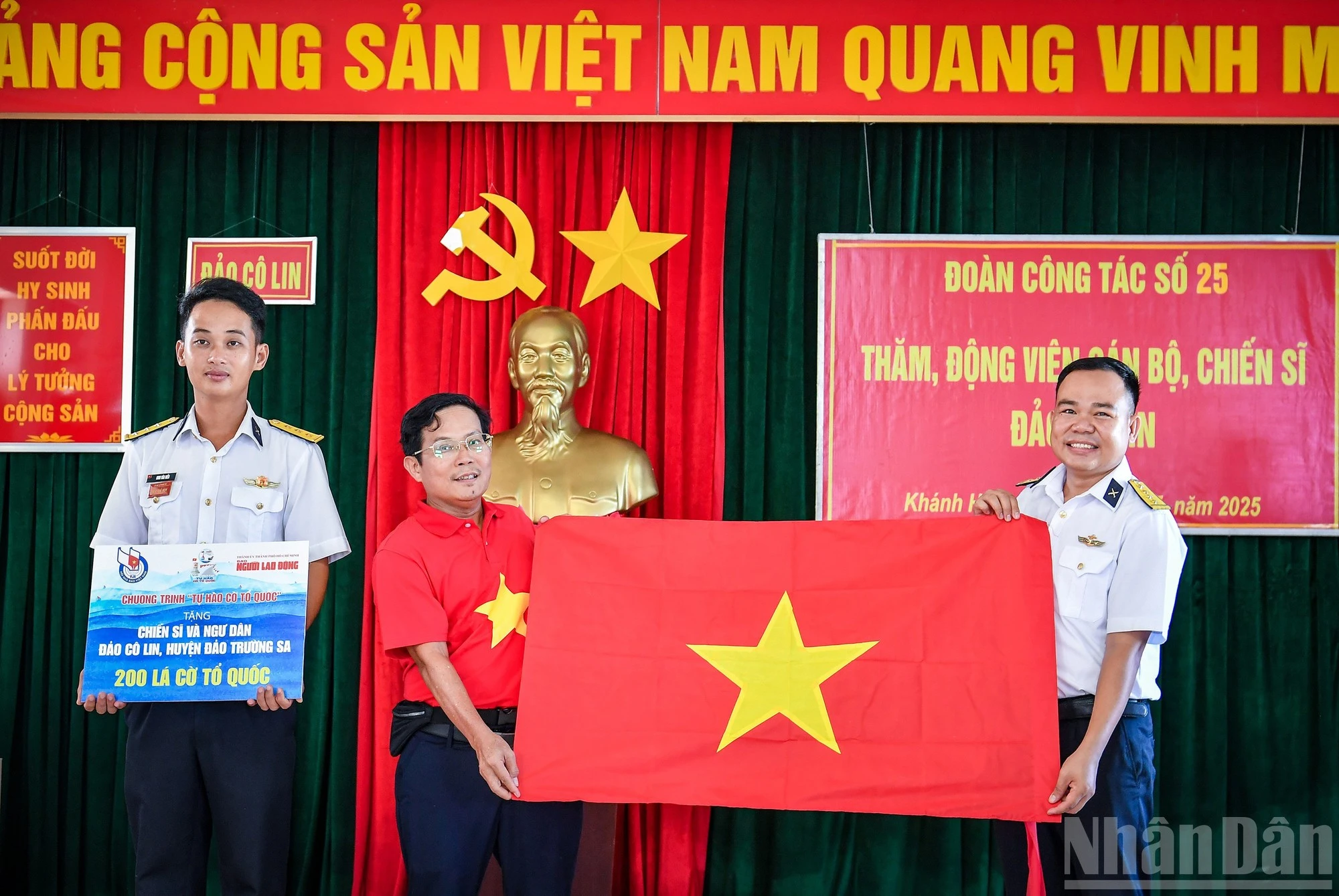 Nhà báo Tô Đình Tuân, Tổng Biên tập Báo Người Lao Động trao cờ Tổ quốc từ chương trình "Tự hào cờ Tổ quốc" đến các chiến sĩ và ngư dân.