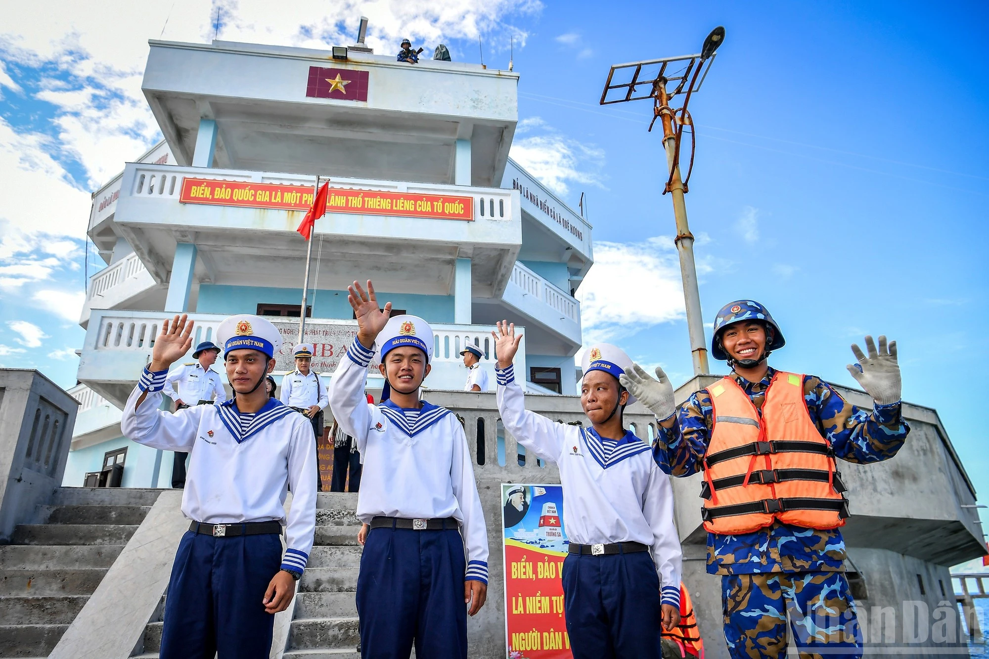 Các chiến sĩ đảo Cô Lin chia tay đoàn công tác số 25.