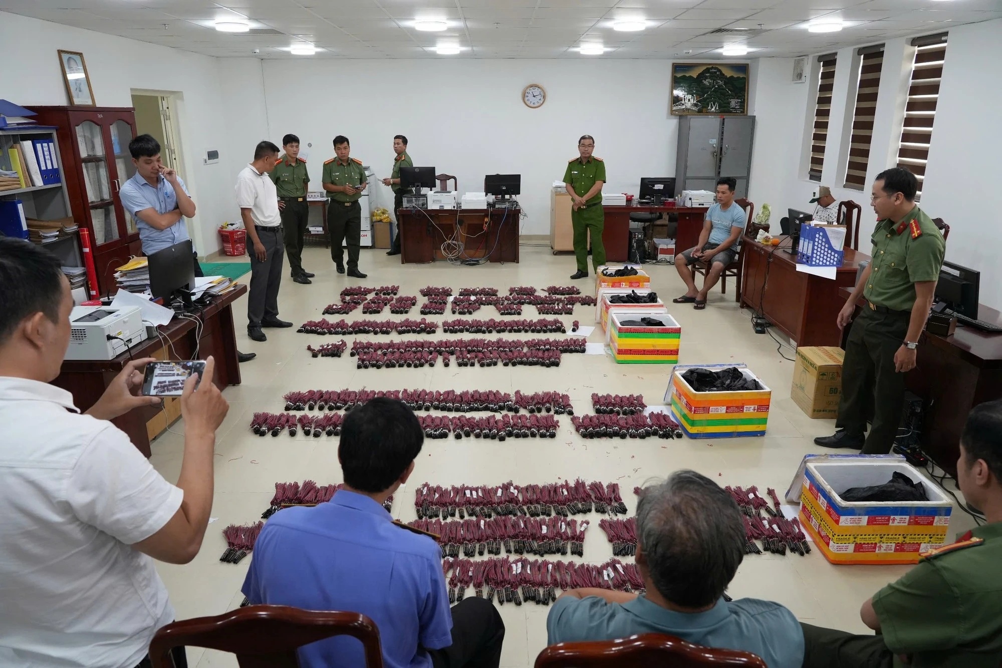 Hàng ngàn kíp nổ điện được Công an thu giữ.